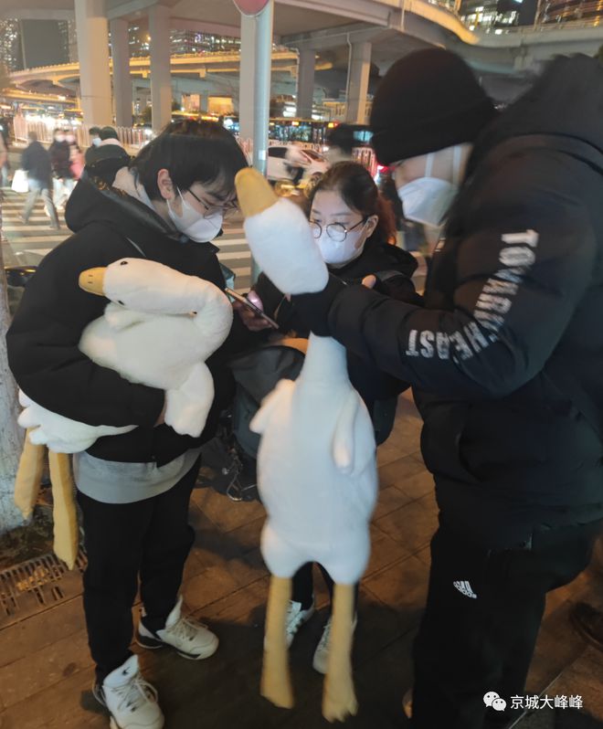 北京多个地铁站外有人“扫码送大鹅”-北京地铁上让扫码的人干嘛的