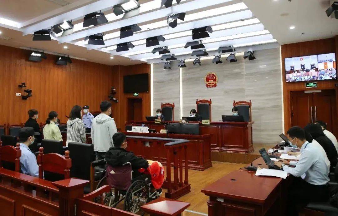 地铁商场门口扫码送“大鹅”？多人已受骗-地铁口扫码中奖