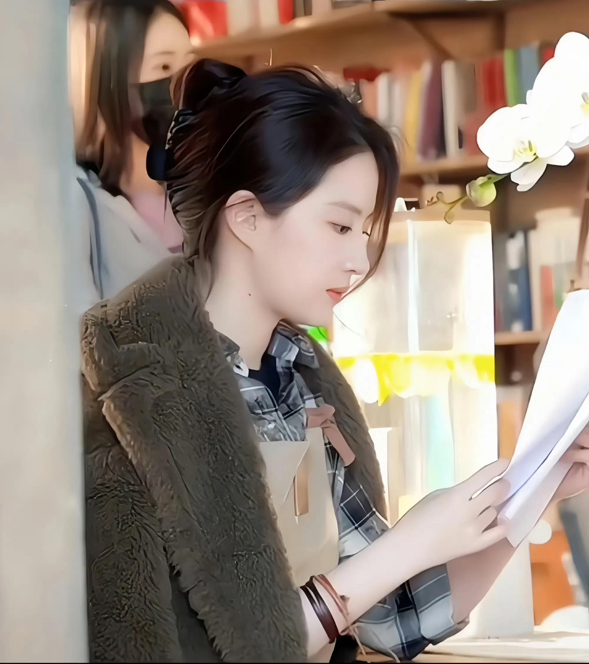 事件升级！刘亦菲曾被校园霸凌再惹争议，韩国网友态度两极分化-刘亦菲韩媒评论视频