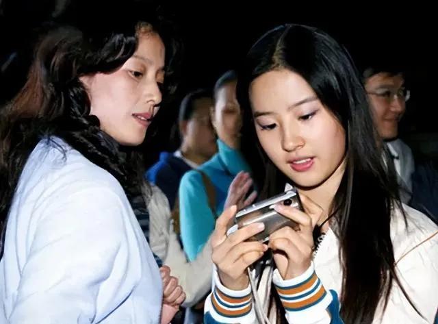 被韩国女生霸凌！刘亦菲爆过往经历表示：在美国，想维护祖国尊严-韩国媒体报道刘亦菲家世的视频是真的吗