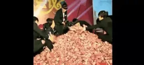 老板拿五千万给员工发奖金，一人只能捧一捧，几个女生上台后老板后悔了（奖励500万元）