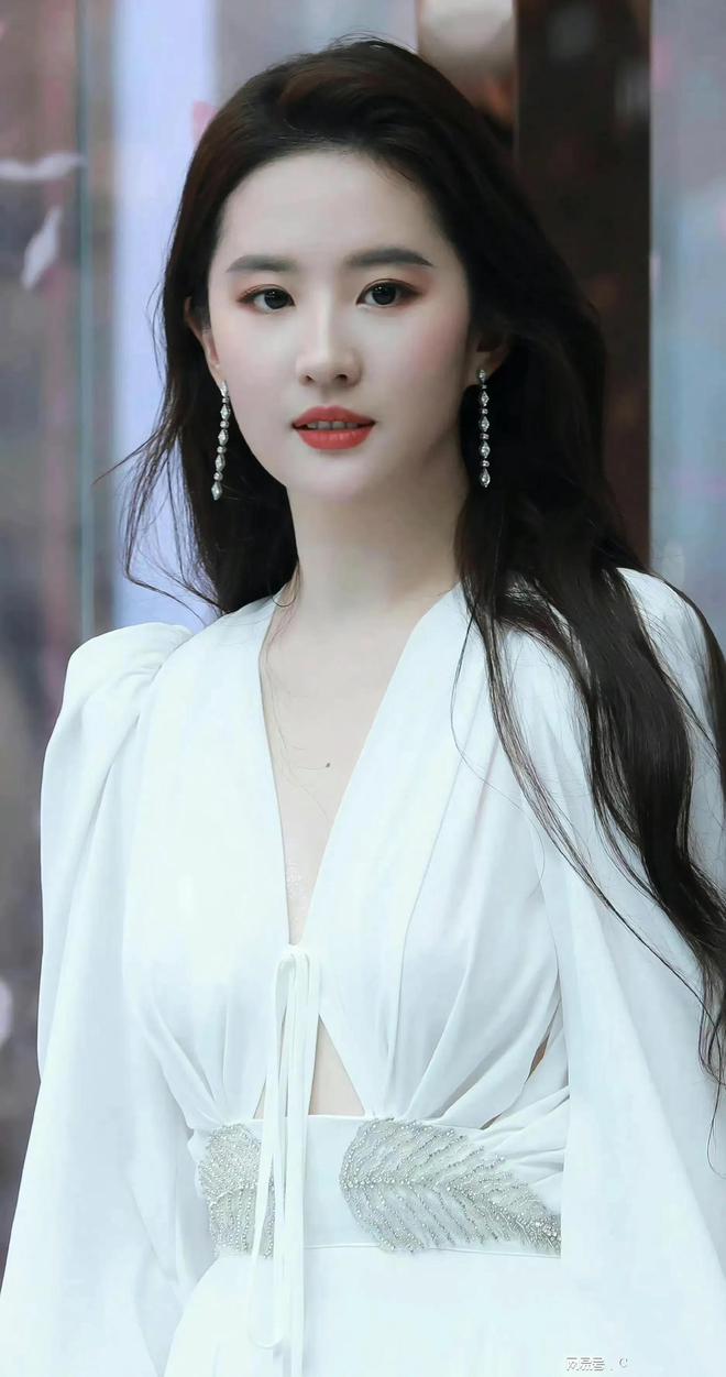 刘亦菲曾在韩国遭校园霸凌, 背后原因令人愤怒, 勇敢反抗终获自救-刘亦菲在韩国红吗