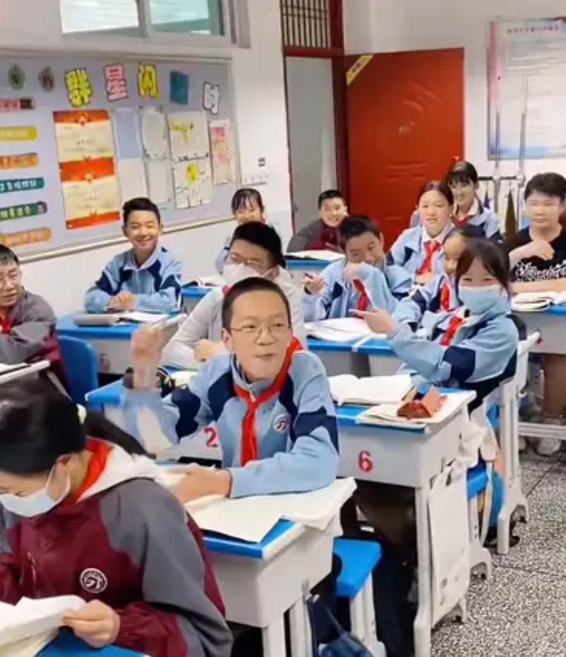 老师意外发现13岁学生已是公司老板，校方回应：非企业法人（当老师发现学生成为老师）