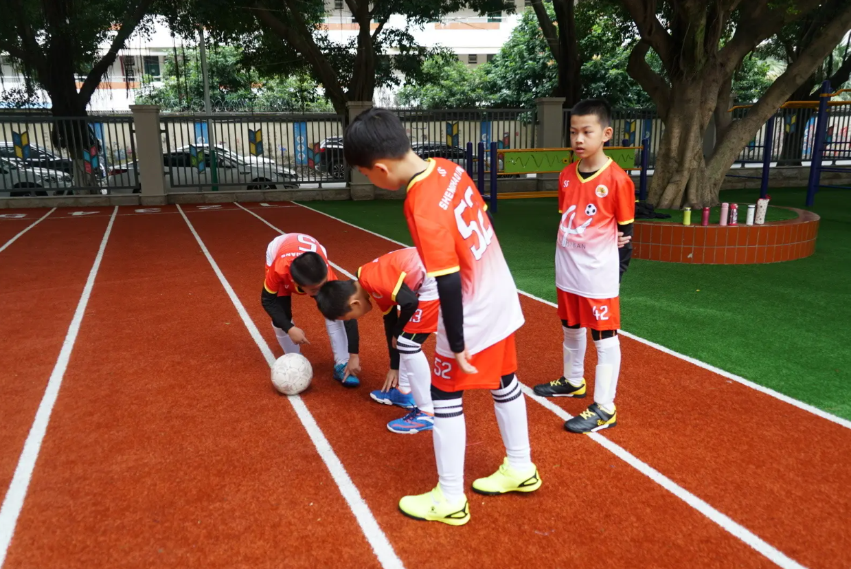 校方回应13岁学生已是公司老板，老师感到意外，网友：我还在打工（十几岁创业的女孩）