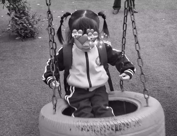 女童被父亲忘车内身亡，幼儿园赔3万！律师称家长算过失致人死亡-孩子被父母遗忘车内