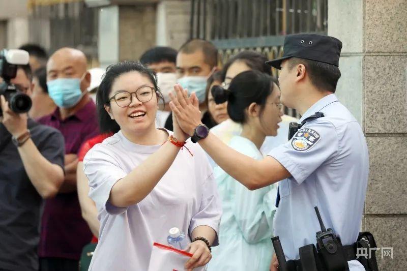 第一个飞奔出考场的考生说了啥？直击高考首日名场面-2018年第一个飞奔出考场的人