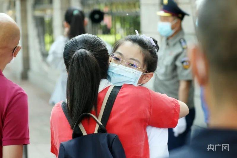 第一个飞奔出考场的考生说了啥？直击高考首日名场面-2018年第一个飞奔出考场的人