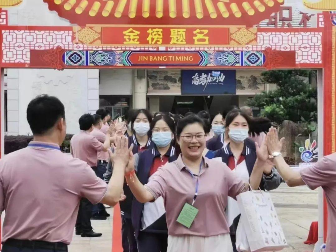 第一个飞奔出考场的考生说了啥？直击高考首日名场面-2018年第一个飞奔出考场的人