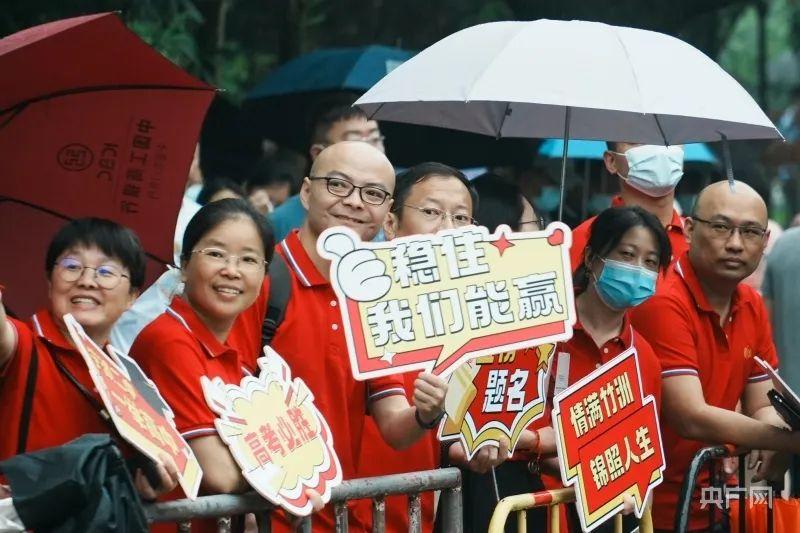 第一个飞奔出考场的考生说了啥？直击高考首日名场面-2018年第一个飞奔出考场的人