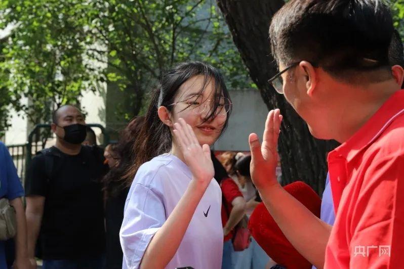 第一个飞奔出考场的考生说了啥？直击高考首日名场面-2018年第一个飞奔出考场的人