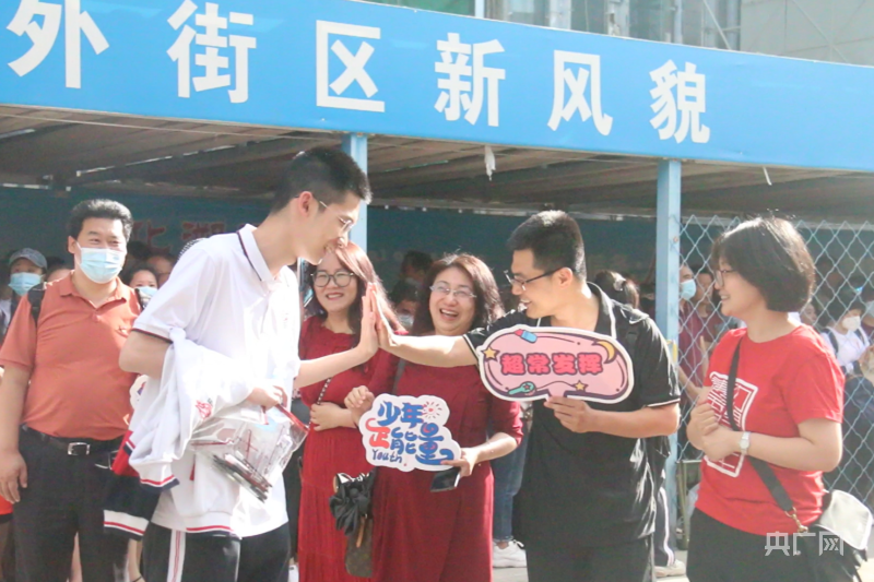 第一个飞奔出考场的考生说了啥？直击高考首日名场面-2018年第一个飞奔出考场的人