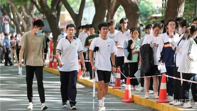 第一个飞奔出考场的考生说了啥？直击高考首日名场面-2018年第一个飞奔出考场的人