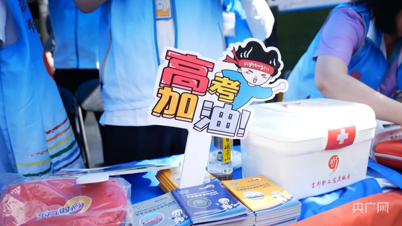 第一个飞奔出考场的考生说了啥？直击高考首日名场面-2018年第一个飞奔出考场的人