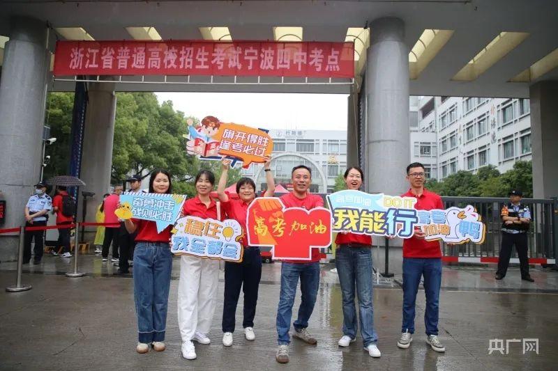 第一个飞奔出考场的考生说了啥？直击高考首日名场面-2018年第一个飞奔出考场的人