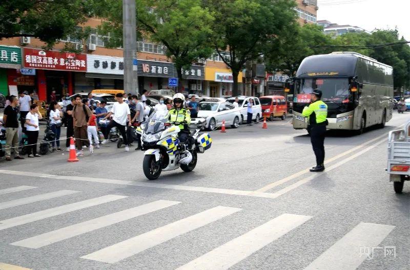 第一个飞奔出考场的考生说了啥？直击高考首日名场面-2018年第一个飞奔出考场的人