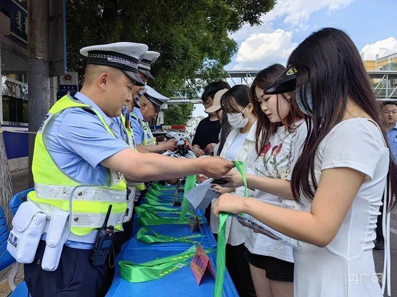 第一个飞奔出考场的考生说了啥？直击高考首日名场面-2018年第一个飞奔出考场的人