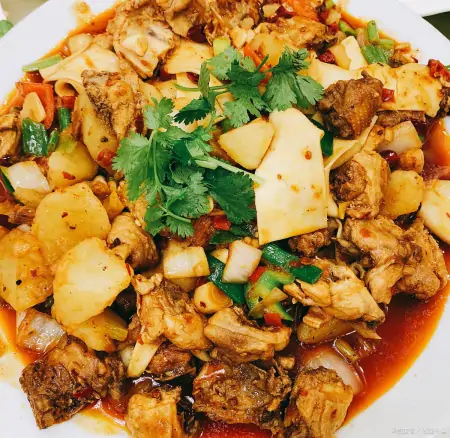 大盘鸡是哪个地方的菜系？详解四川大盘鸡的起源、特点和影响（大盘鸡是四川的吗）