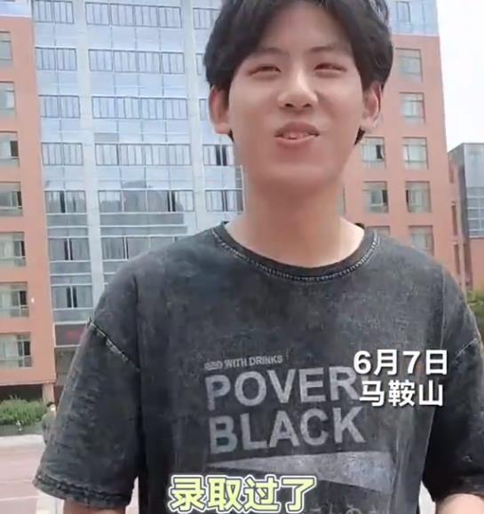 高考各地第一个走出考场的考生：随便考考、不是太难、感恩父母-高考第1个走出考场的人