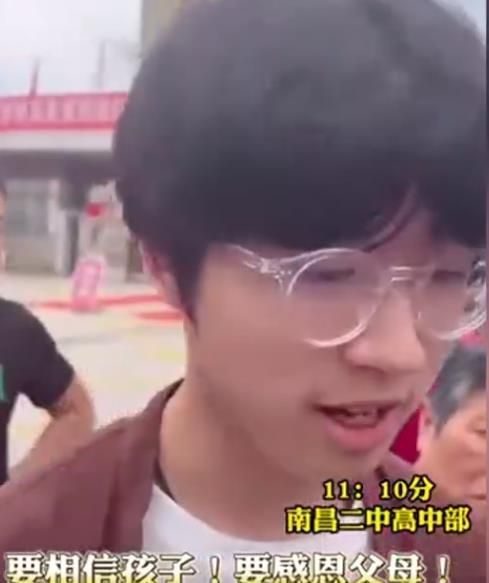 高考各地第一个走出考场的考生：随便考考、不是太难、感恩父母-高考第1个走出考场的人