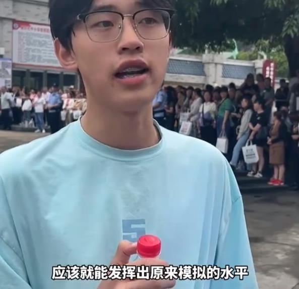 高考各地第一个走出考场的考生：随便考考、不是太难、感恩父母-高考第1个走出考场的人