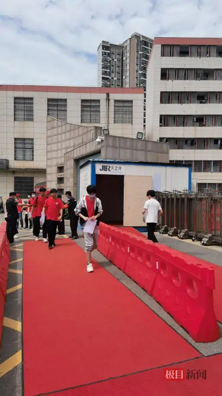 亲朋好友送花祝福，考试结束后考生飞奔跑出考点-考完试一般送什么花好