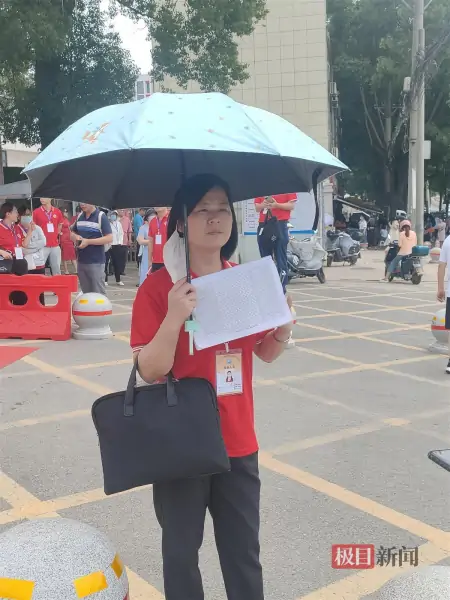 亲朋好友送花祝福，考试结束后考生飞奔跑出考点-考完试一般送什么花好