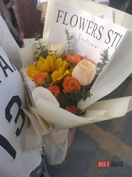 亲朋好友送花祝福，考试结束后考生飞奔跑出考点-考完试一般送什么花好