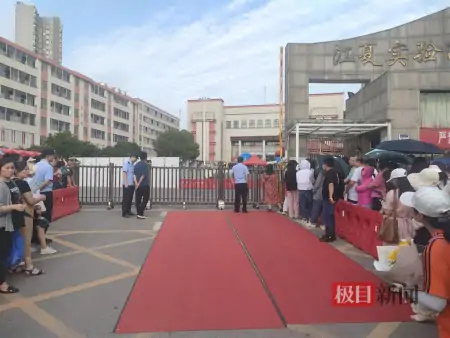 亲朋好友送花祝福，考试结束后考生飞奔跑出考点-考完试一般送什么花好