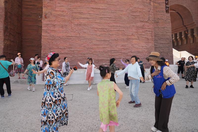 新疆和田：“皖和号”旅游专列来和 287名游客开心游和田-第一摩码资产待遇怎么样