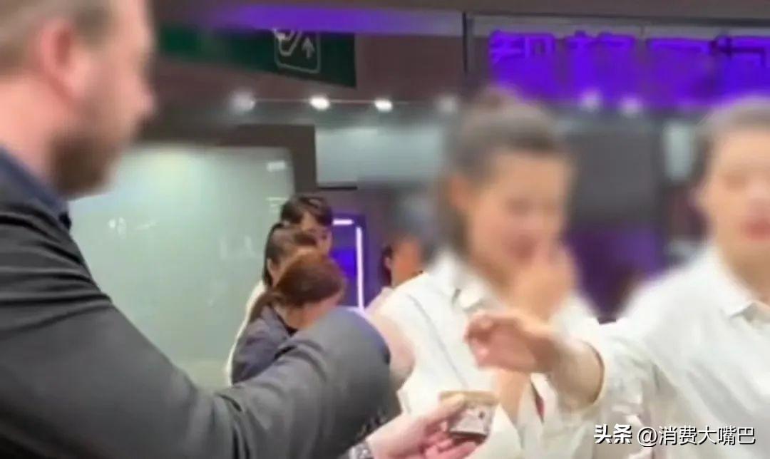 车展忙活好几天，宝马半个董事会败给了一个冰淇淋！（宝马车展厅图片）