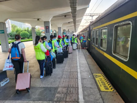 国铁济南局暑期首趟研学旅游专列开启-中国铁路公司济南局招聘