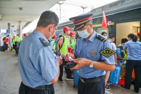 国铁济南局暑期首趟研学旅游专列开启-中国铁路公司济南局招聘