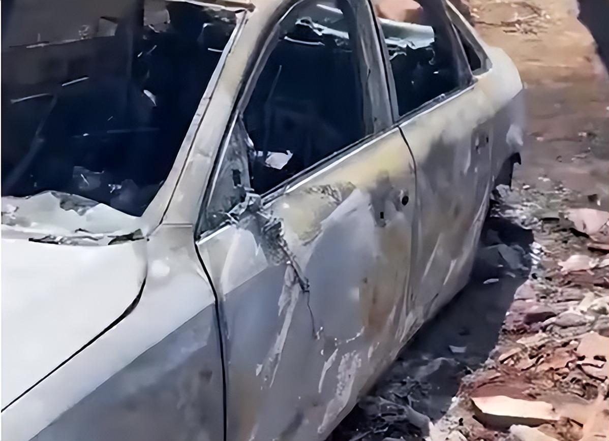 清明去上坟奥迪车停墓地被烧成空壳，该找谁索赔？（清明节火烧车）