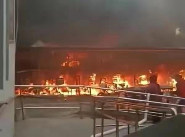 清明——山东枣庄车被烧成空壳（枣庄发生车祸）