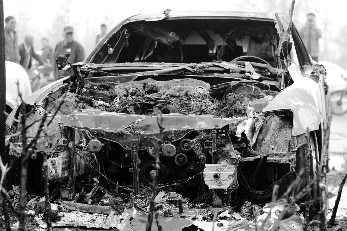 坟前停车，豪车自燃（坟前有车道好不好呀）