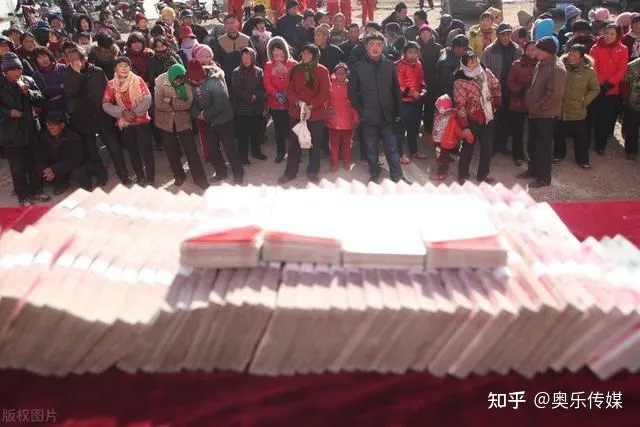 有人把钱换成现金存起来，既不存银行也不花掉，对于社会来说是好事还是坏事？-把钱拿来