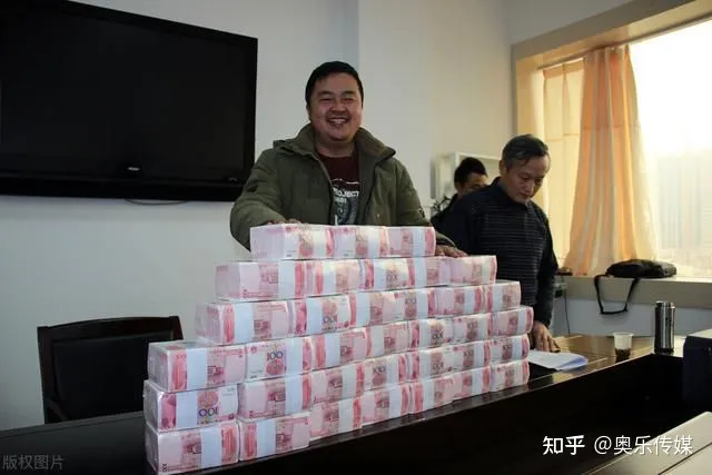 有人把钱换成现金存起来，既不存银行也不花掉，对于社会来说是好事还是坏事？-把钱拿来