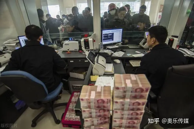 有人把钱换成现金存起来，既不存银行也不花掉，对于社会来说是好事还是坏事？-把钱拿来