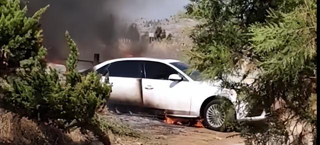 村民上坟不慎引发火灾，奥迪停墓地旁被烧成空壳00:09（因上坟引起火灾）