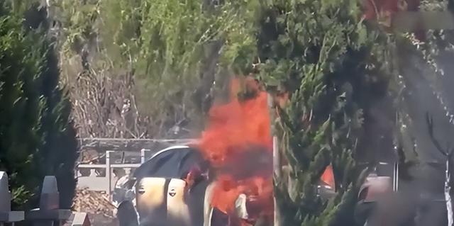 村民上坟不慎引发火灾，奥迪停墓地旁被烧成空壳00:09（因上坟引起火灾）