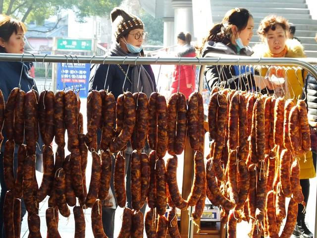 烤肠一根3元两根5元 女子报警称诈骗（街上卖的3元一根烤肠叫什么）