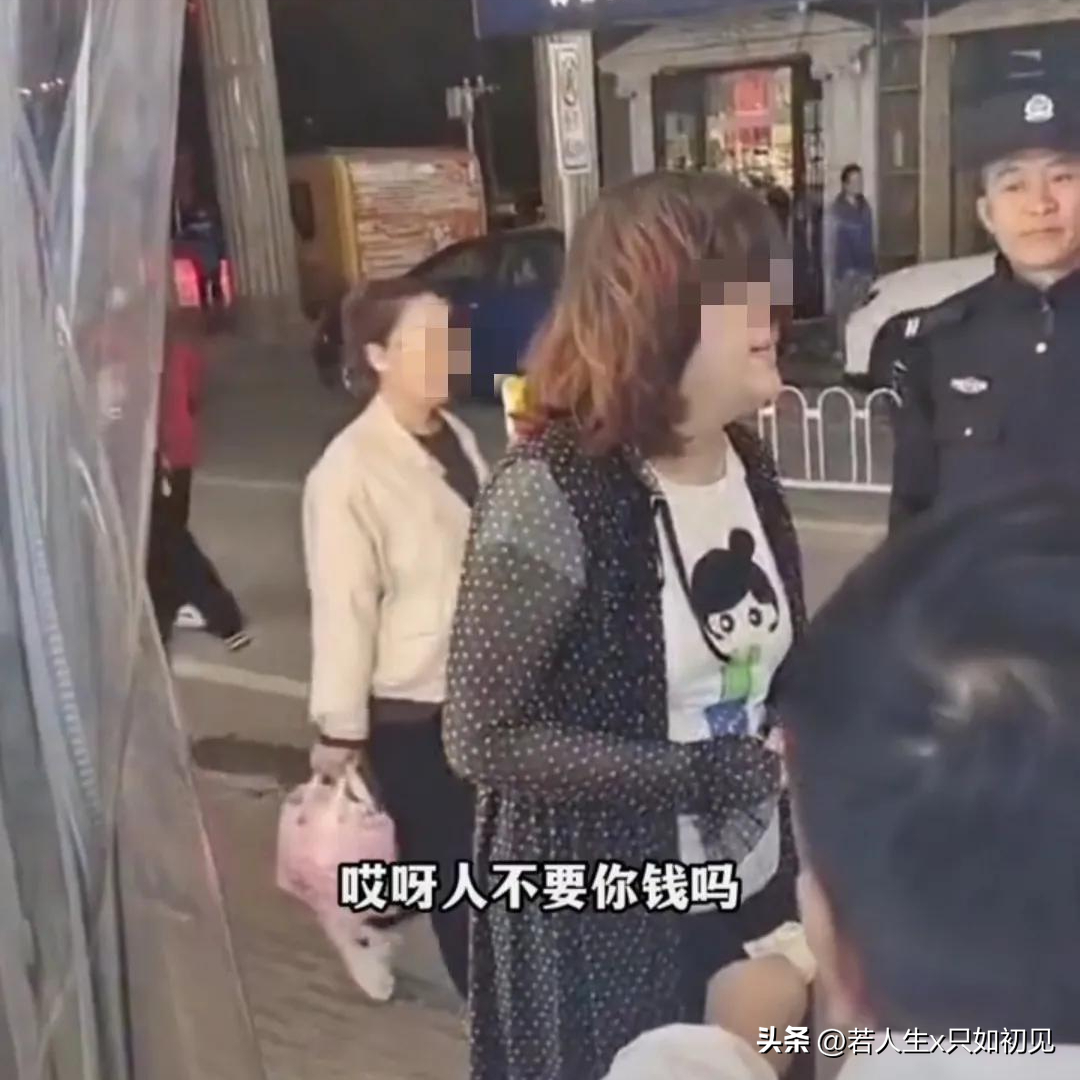 烤肠一根3元两根5元，女子要2.5元买一根，商贩不肯女子告他诈骗（2元一根的烤肠,究竟是什么肉?看完真相绝对吓你一跳!）