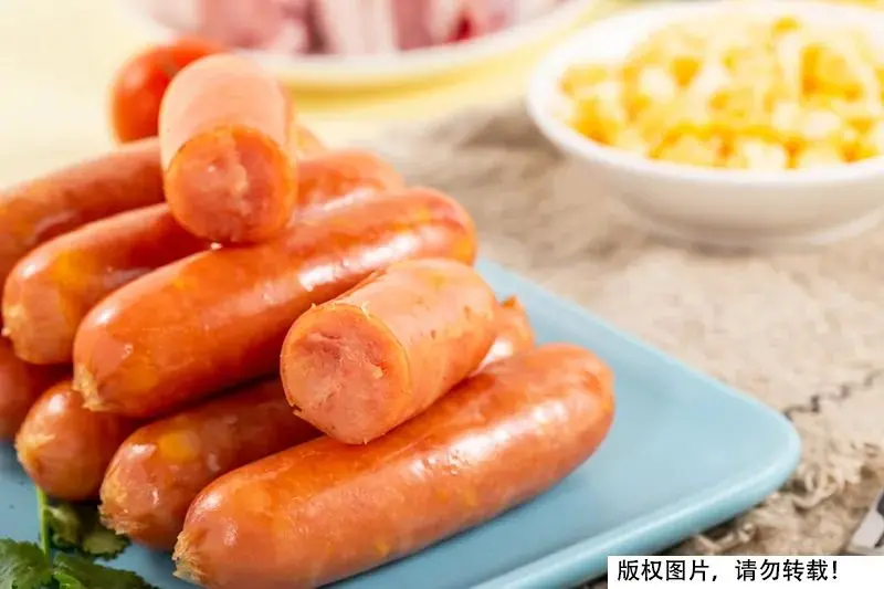 曝光！街边2块钱一根的烤肠，到底能不能吃？（2元一根的烤肠是用什么做的）