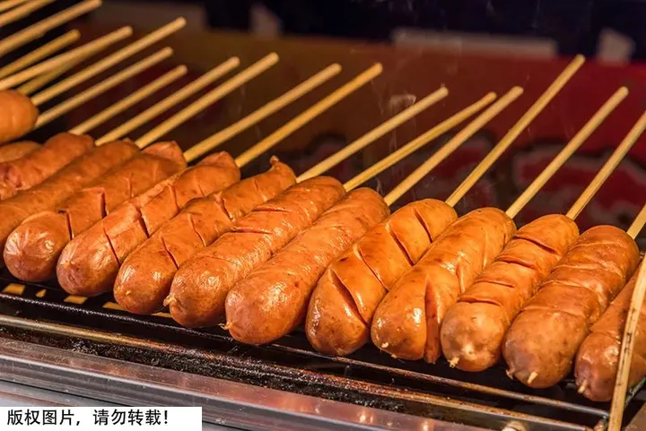 曝光！街边2块钱一根的烤肠，到底能不能吃？（2元一根的烤肠是用什么做的）