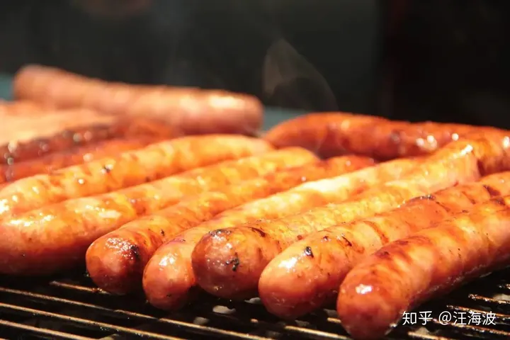 校门口2元一根的烤肠里究竟是啥？看完惊掉下巴（路边2元一根的烤肠,里面是什么肉）