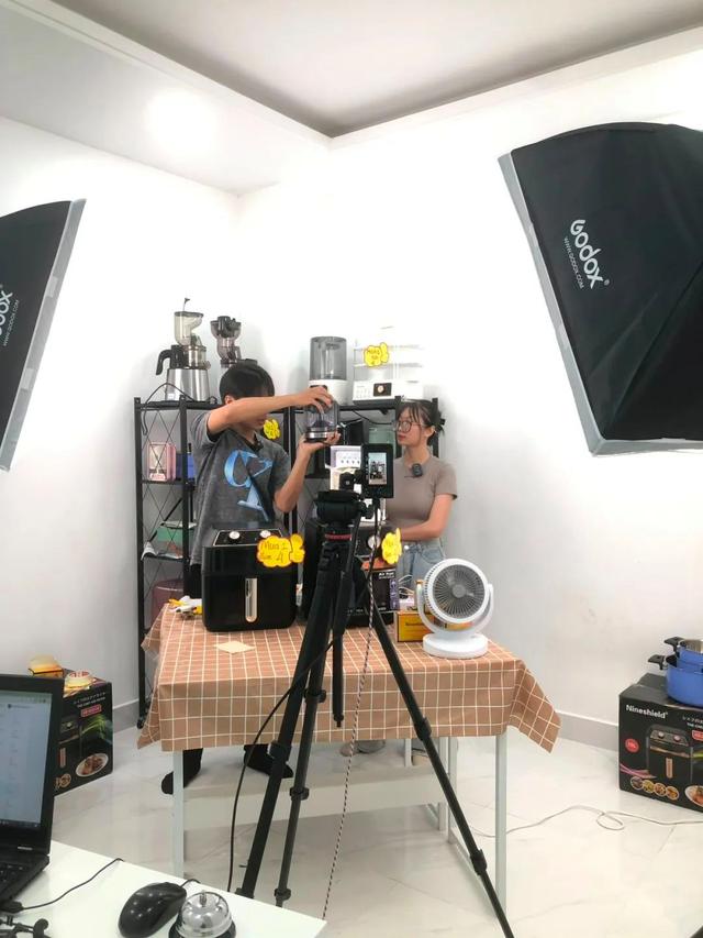 我在越南直播带货：这里年轻人没KPI，月薪三千也敢买买买-越南人用什么直播软件