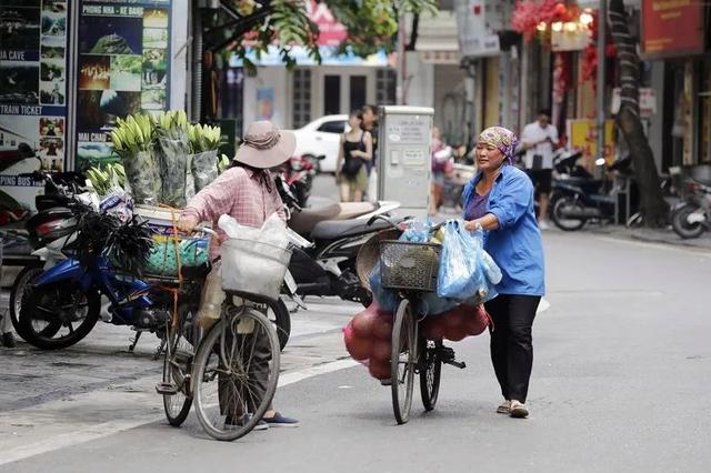 我在越南直播带货：这里年轻人没KPI，月薪三千也敢买买买-越南人用什么直播软件