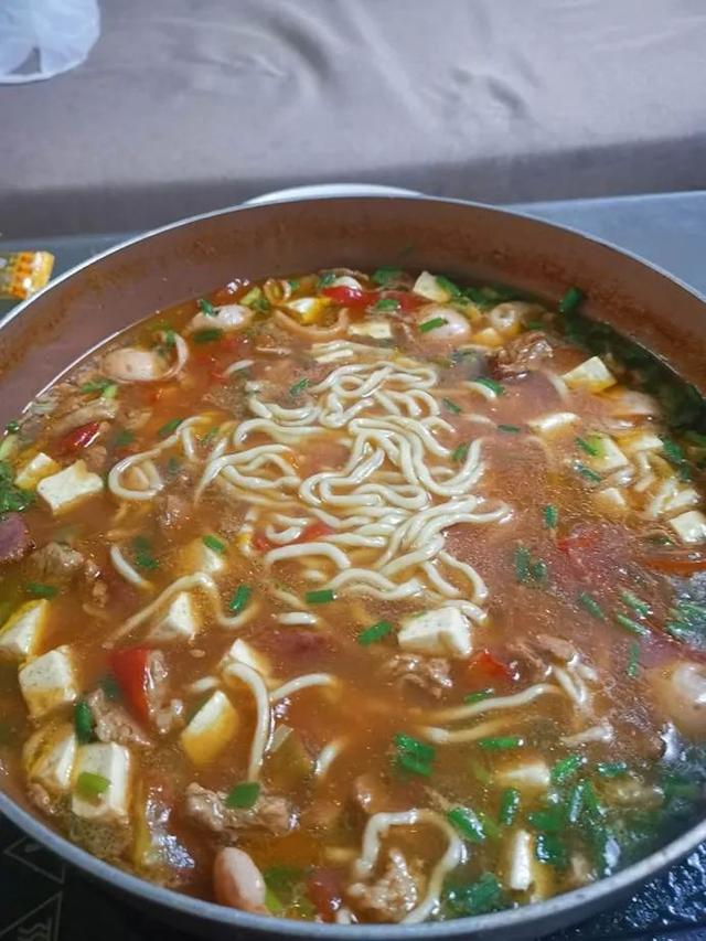 我在越南直播带货：这里年轻人没KPI，月薪三千也敢买买买-越南人用什么直播软件