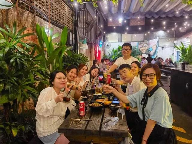 我在越南直播带货：这里年轻人没KPI，月薪三千也敢买买买-越南人用什么直播软件