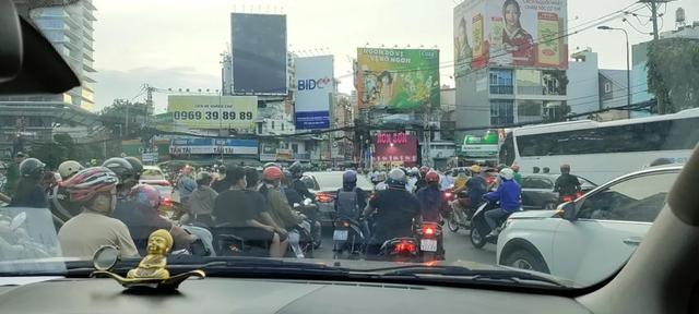 我在越南直播带货：这里年轻人没KPI，月薪三千也敢买买买-越南人用什么直播软件